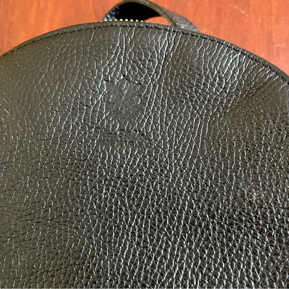 Black Leather backpack brass zippers made in Italy very good condition - Picture 2 of 13